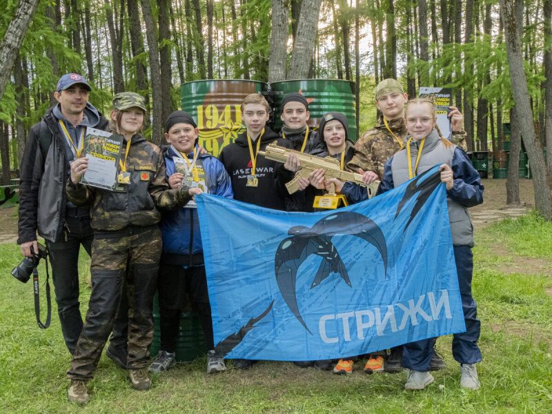 Команда «Стрижи» с золотым бластером и грамотами после турнира.