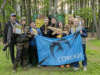 Команда «Стрижи» с золотым бластером и грамотами после турнира.