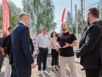 Представитель LASERWAR общается с гостями