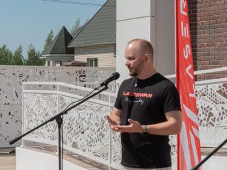 Спикер LASERWAR у микрофона
