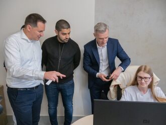 Обсуждение деталей работы с сотрудницей за компьютером