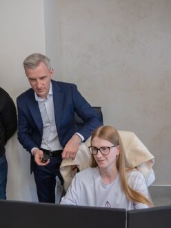 Мужчина в костюме и девушка за компьютером