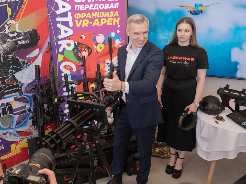 Мужчина демонстрирует вращающийся пулемет LASERWAR.