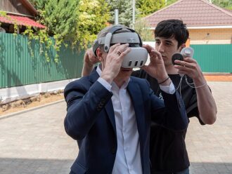Тестирование VR-гарнитуры LASERWAR с контроллерами