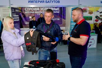 Знакомство с лазертаг-комплектом на осенней выставке.