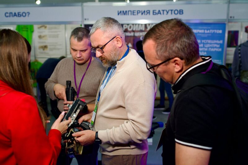 Изучение лазертаг-оборудования на осеннем форуме.