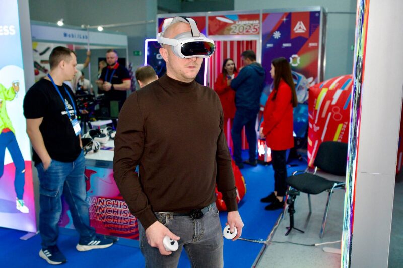 Посетитель испытывает VR-очки на осеннем форуме.