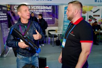 Обсуждение лазертаг-модели на выставке РАППА 2025.