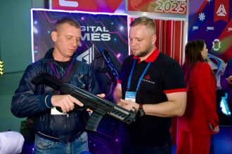 Ознакомление с лазертаг-оружием на осенней выставке 2025.