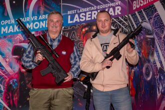 Два мужчины с лазертаг-винтовками на презентации LASERWAR