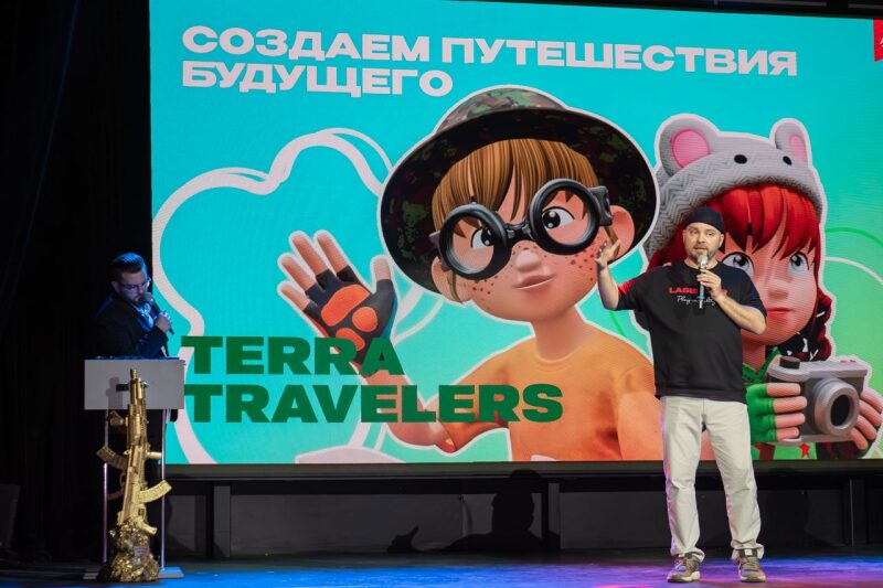 Ведущий презентует "Terra Travelers" с анимационными персонажами