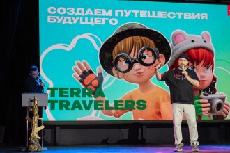 Ведущий презентует "Terra Travelers" с анимационными персонажами
