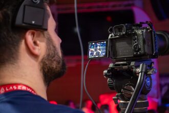 Оператор фиксирует открытие презентации LASERWAR 2025