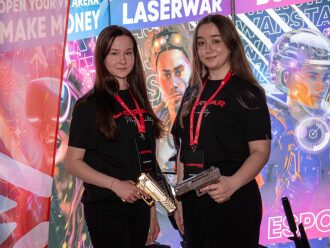 Две девушки с оружием LASERWAR на презентации