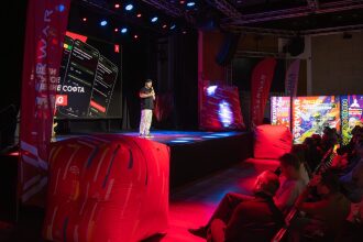 Спикер LASERWAR представляет мобильное приложение на презентации.