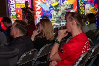 Гости внимательно слушают на презентации LASERWAR 2025