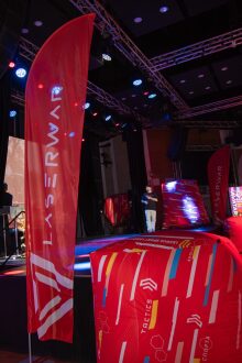 Мужчина выступает на сцене презентации LASERWAR 2025