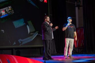 Выступление спикеров на сцене презентации LASERWAR 2025