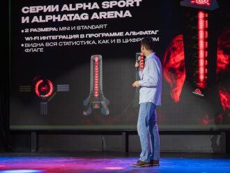 Спикер демонстрирует новое оборудование LASERWAR на презентации