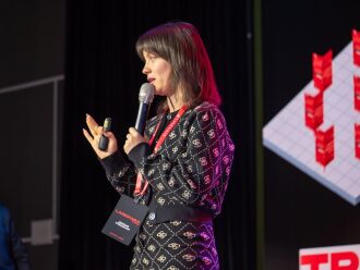 Спикер LASERWAR демонстрирует устройство управления