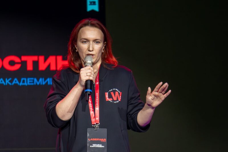Спикер LASERWAR демонстрирует жест рукой во время презентации