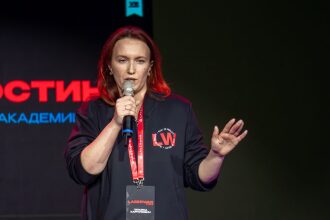 Спикер LASERWAR демонстрирует жест рукой во время презентации