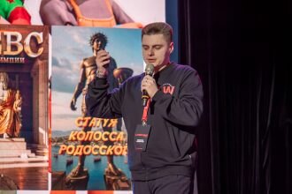 Спикер LASERWAR держит устройство и говорит в микрофон