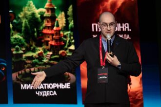 Спикер LASERWAR представляет миниатюрные миры на презентации