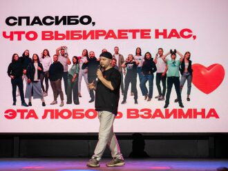 Спикер благодарит гостей на фоне команды LASERWAR