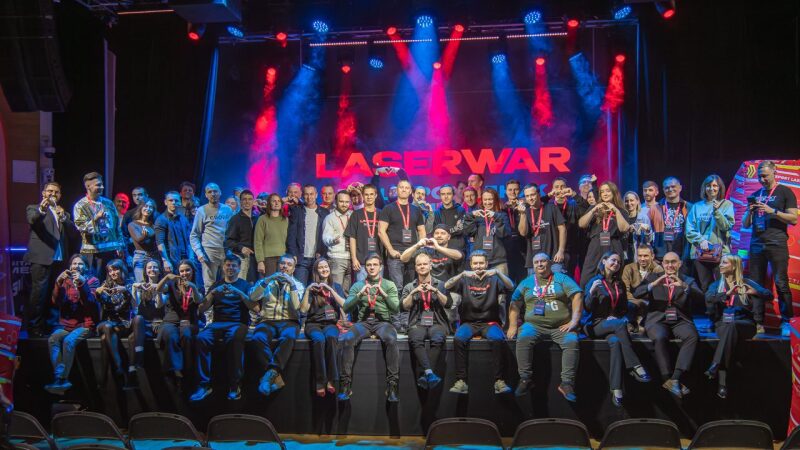 Команда LASERWAR демонстрирует символ любви на презентации