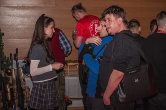 Гости обсуждают новинки LASERWAR у новогодней елки