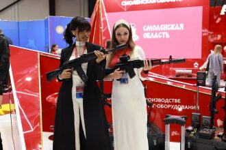 Две девушки с оружием на выставке в Петербурге 2026