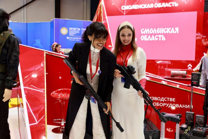 Две девушки с лазертаг-оружием на выставке