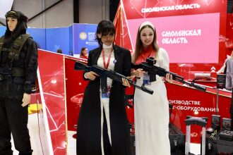 Девушки с лазертаг-оружием на выставке