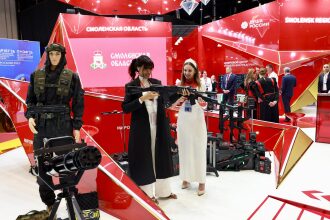 LASERWAR: девушки с оружием на выставке в Петербурге