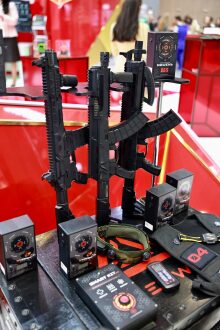 LASERWAR: футуристичное оружие и комплекты на выставке