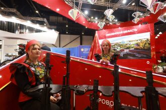 LASERWAR: девушки в национальных костюмах на форуме 2026