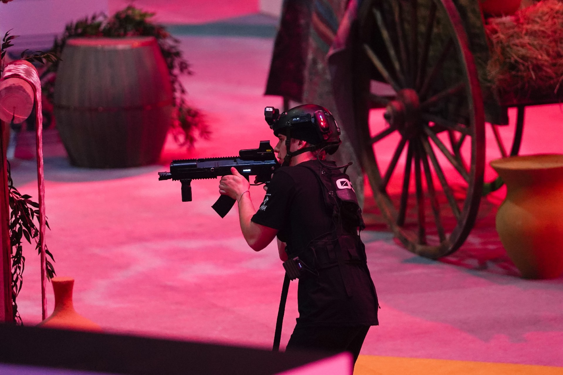 Прицел на арене: ствол и деревенский реквизит