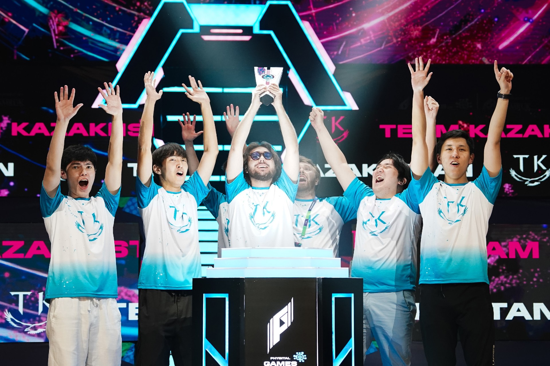 Team Kazakhstan с кубком на подиуме Phygital Games