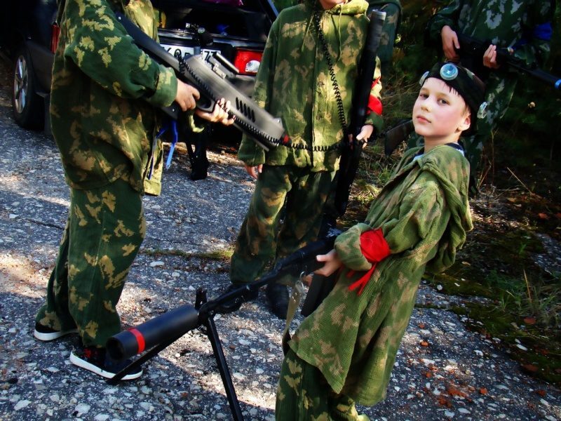 Юный боец LASERWAR с автоматом готов к бою!