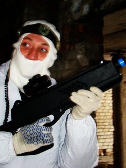 Лазертаг-боец LASERWAR в маскировке готов к атаке!