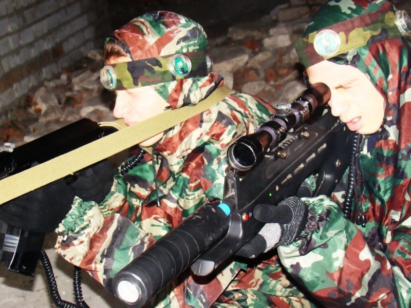 Два бойца LASERWAR в маскировке готовятся к бою