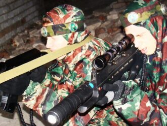 Два бойца LASERWAR в маскировке готовятся к бою