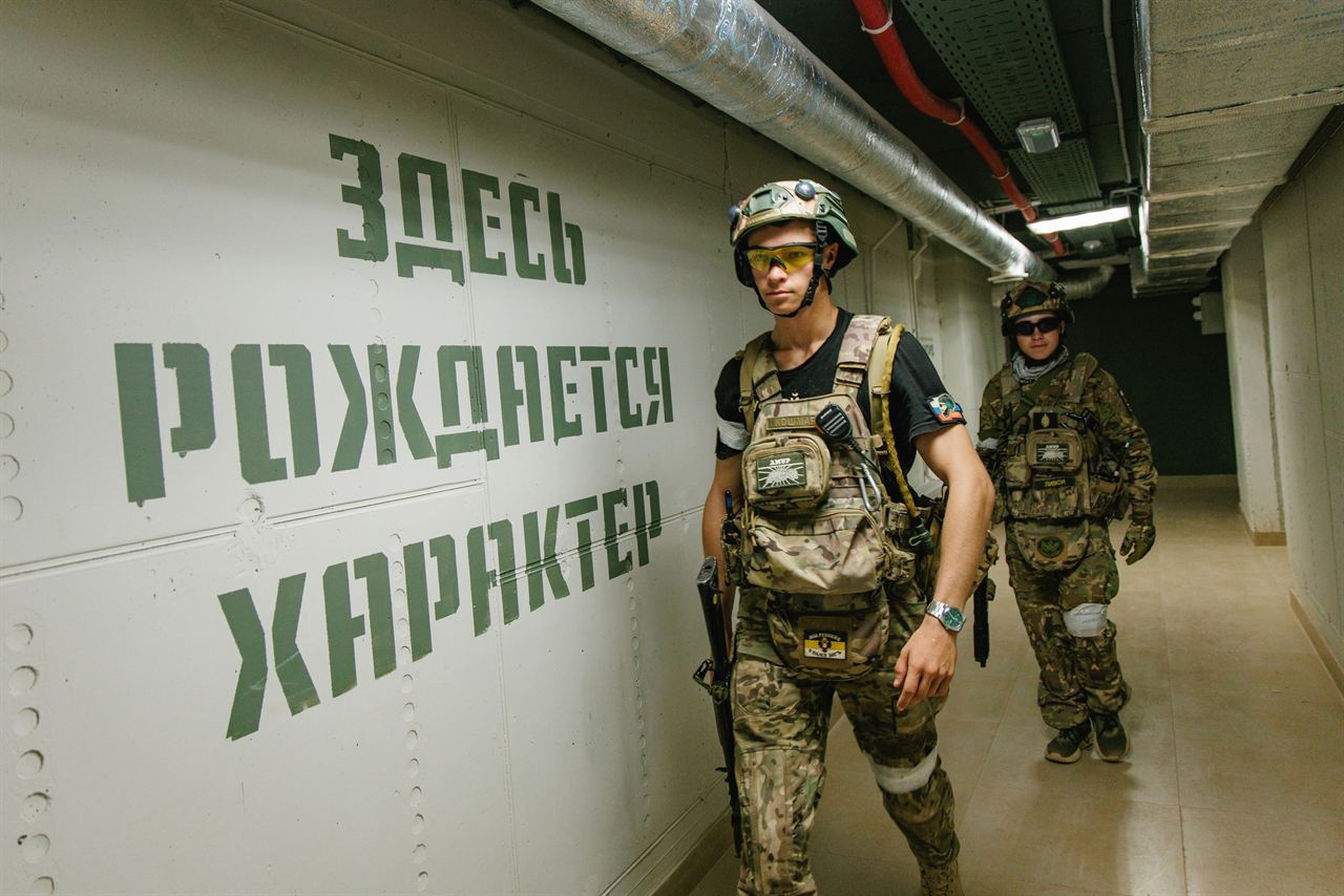 LASERWAR: переход у мурала «ЗДЕСЬ РОЖДАЕТСЯ ХАРАКТЕР»