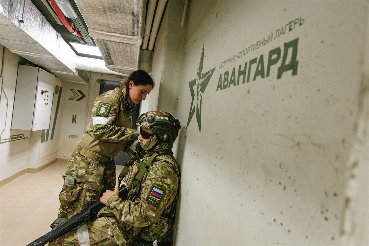 LASERWAR: учебная сцена у стены со звездой «Авангард»
