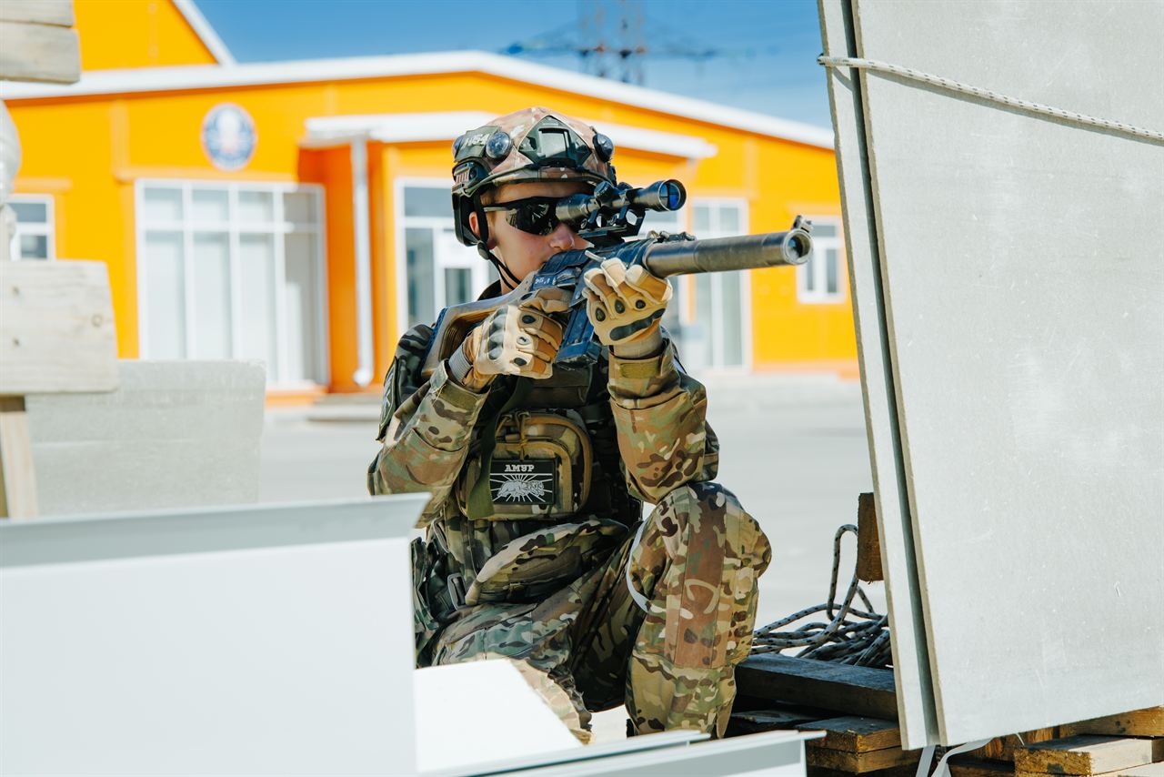 LASERWAR: боец в очках целится из-за белой стены