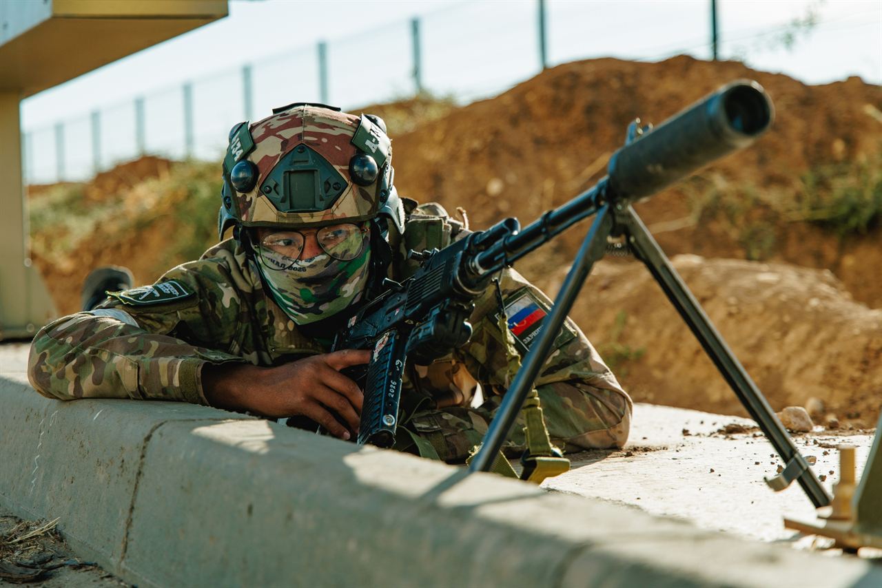 Прицеливание LASERWAR лёжа за бетонным укрытием