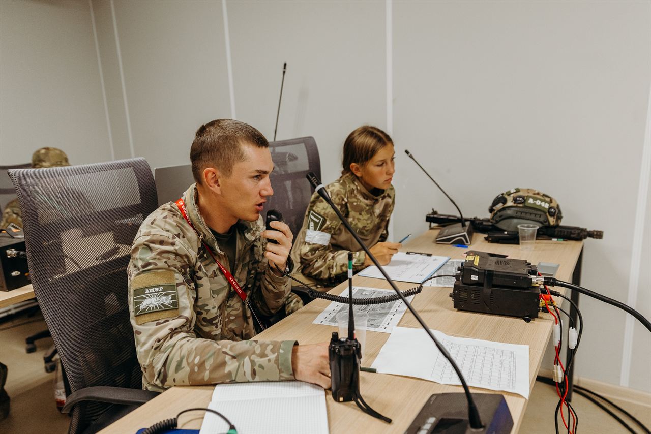 «Зарница 2.0»: трое курсантов у длинного стола связи