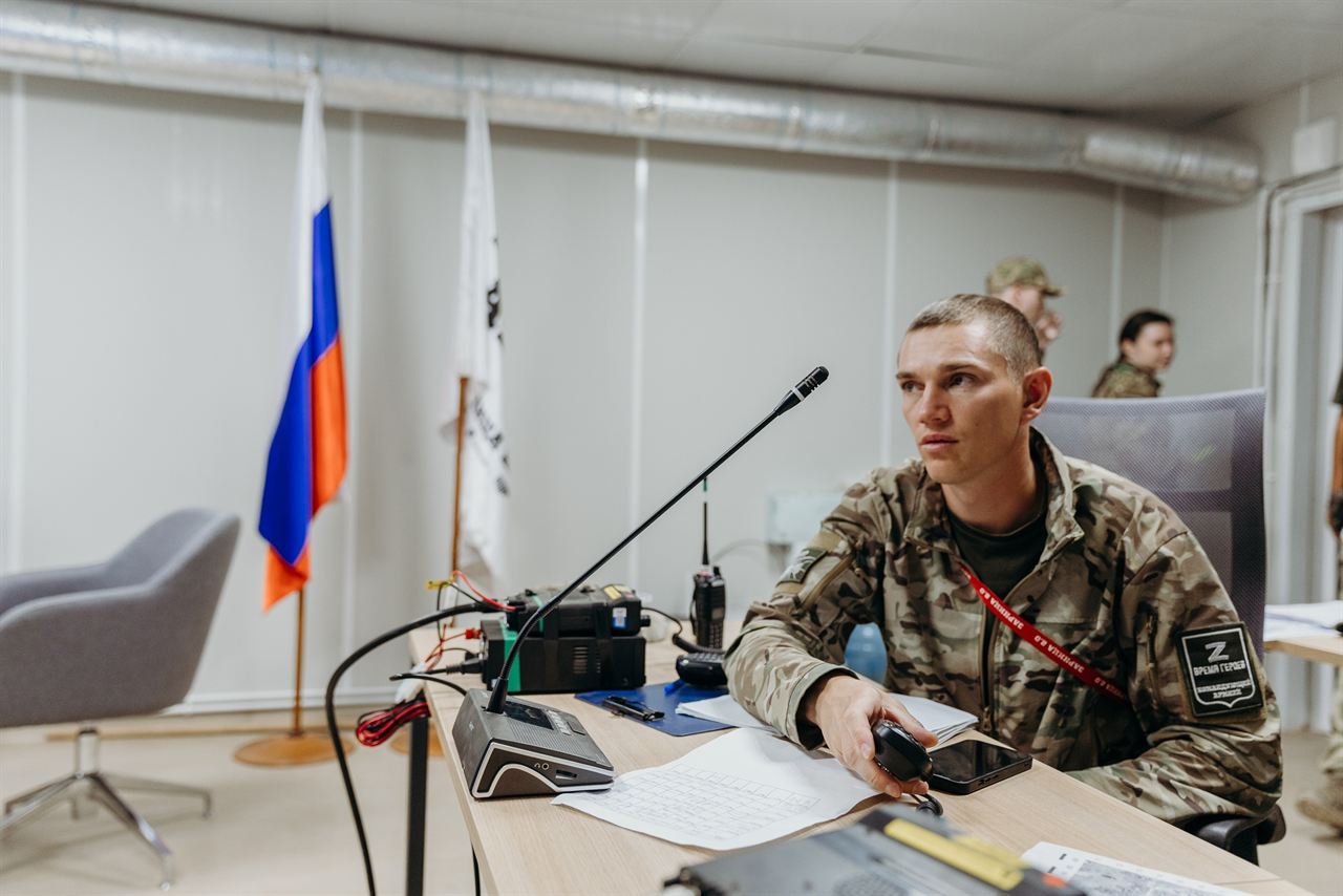 «Зарница 2.0»: штаб с российским флагом и документами