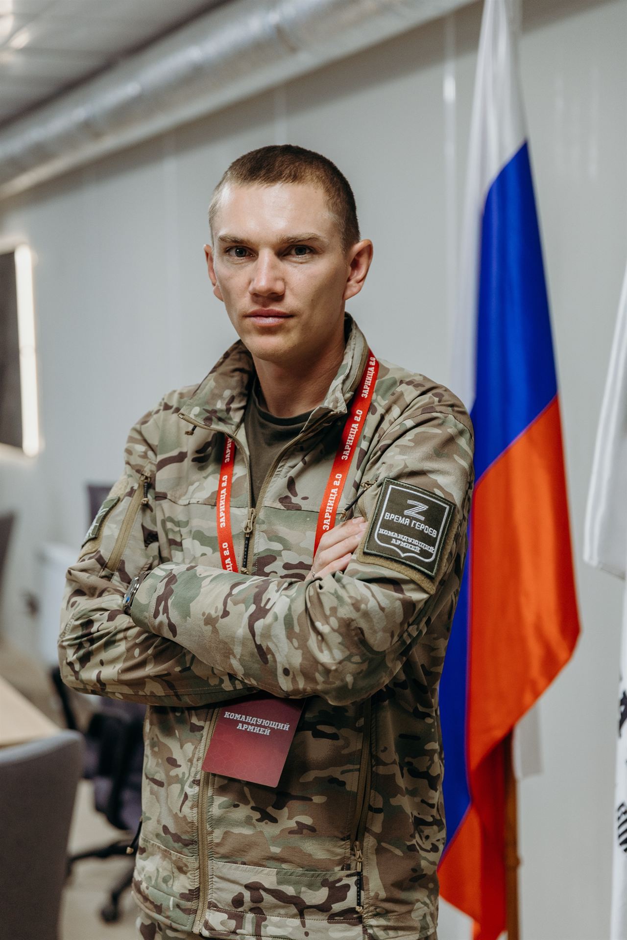 Портрет инструктора LASERWAR с красным бейджем в штабе